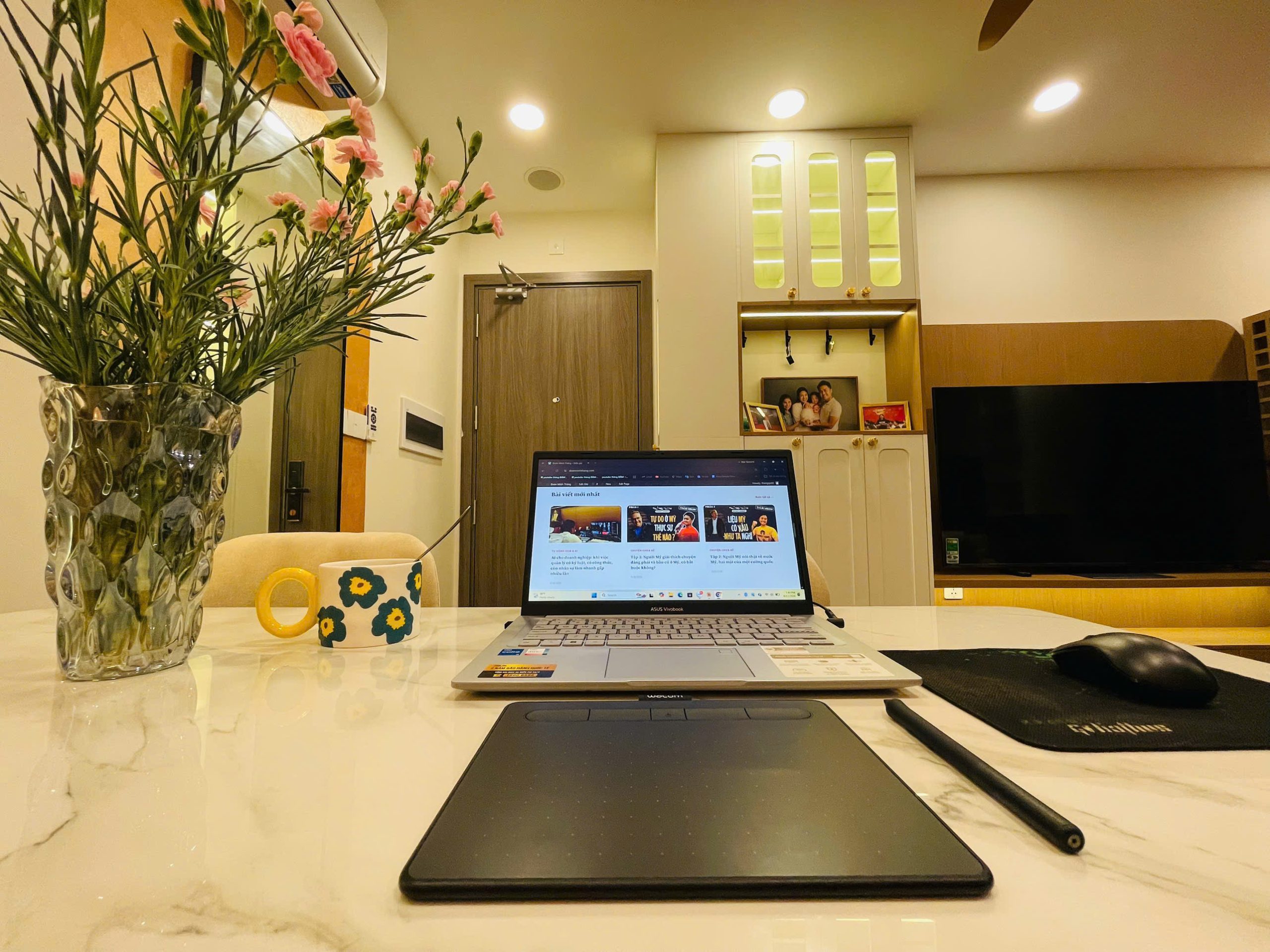 Góc làm việc mỗi ngày của tôi, nơi tôi soạn từng buổi kèm tư duy marketing cho các chủ doanh nghiệp.