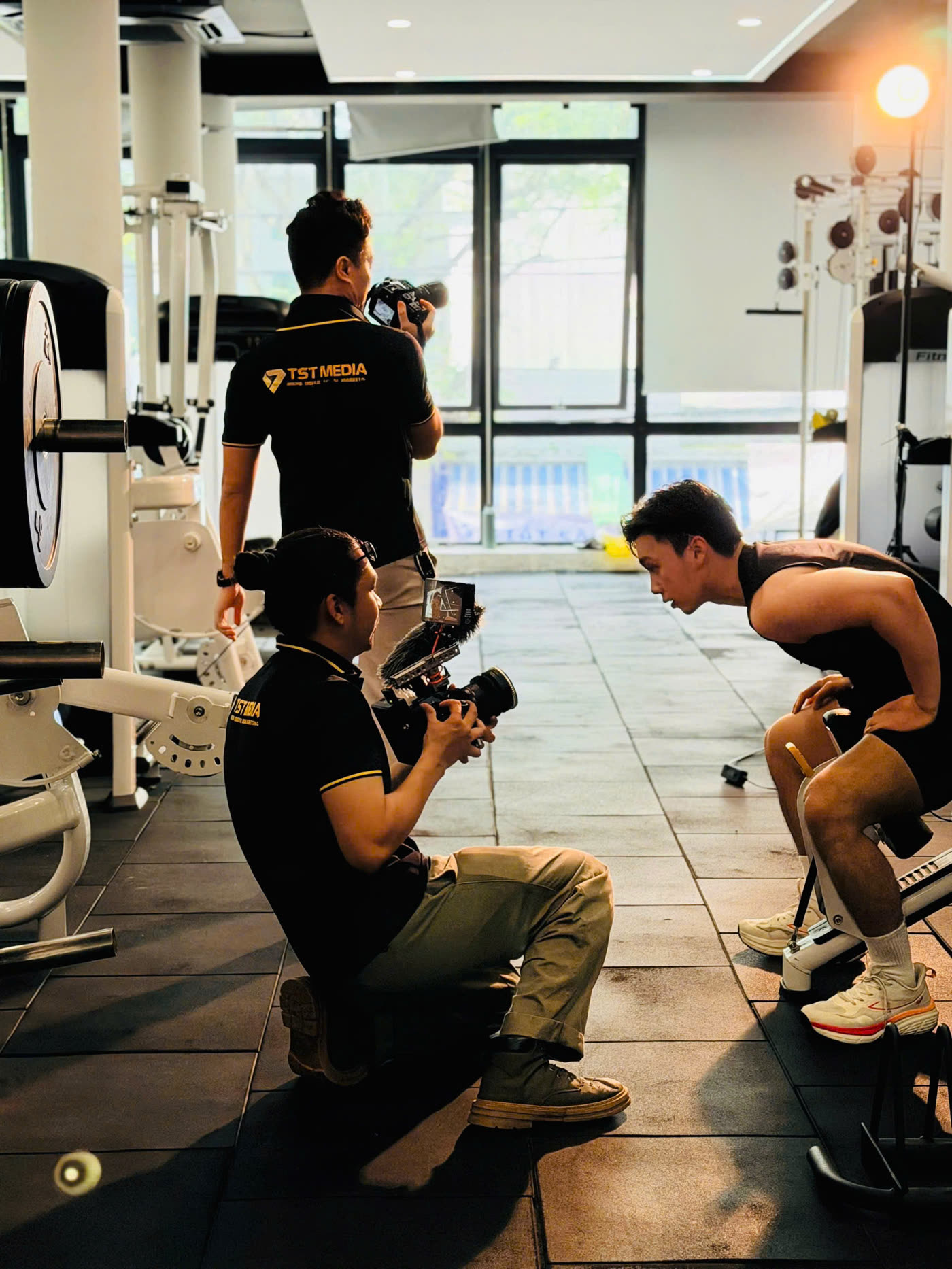Đội TST Media quay dựng nội dung tại phòng gym của khách hàng