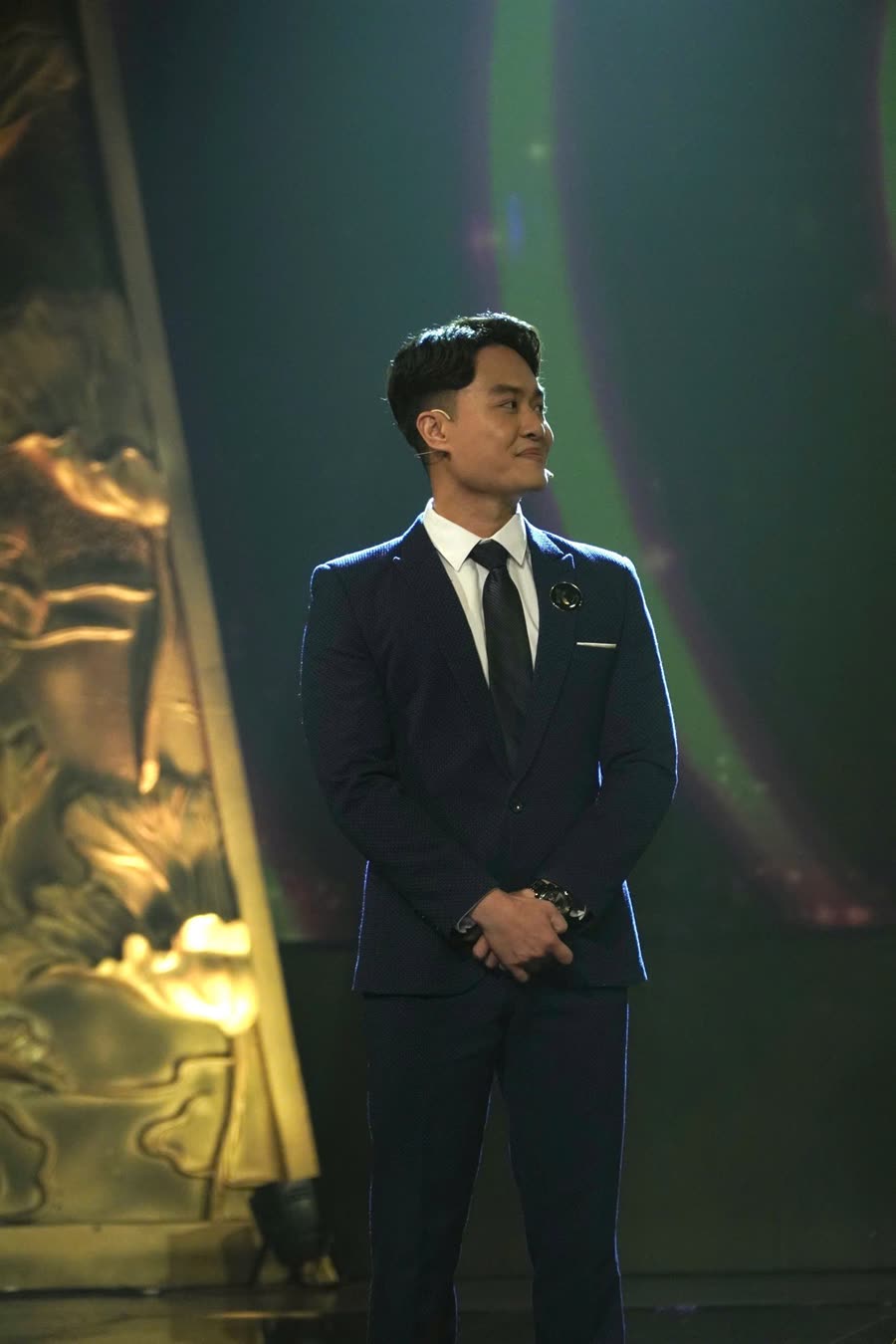 Đoàn Minh Thắng mặc vest